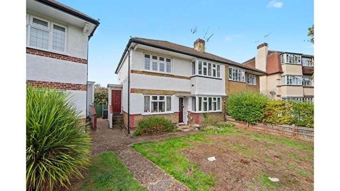 2 Bedroom Flat For Sale In Upper Maisonette, Lancaster Close, Kingston Upon Thames, Surrey, KT2