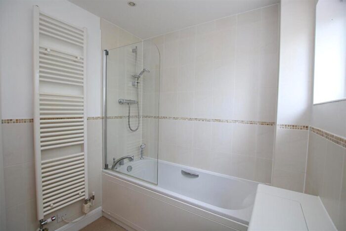 2 Bedroom Apartment To Rent In Pondtail Park, Horsham, RH12