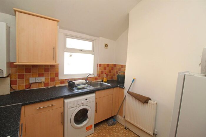 2 Bedroom Flat To Rent In North Road, Heath, Cardiff, CF14