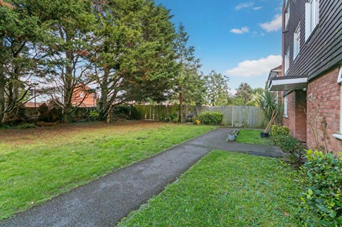 1 Bedroom Flat For Sale In Malvern Court, Hill Rise, Langley, SL3