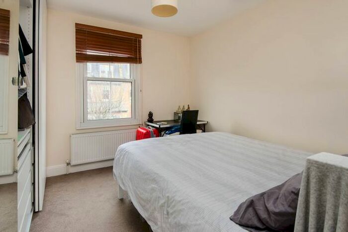 2 Bedroom Flat To Rent In Burntwood Lane, Earlsfield, London, SW17