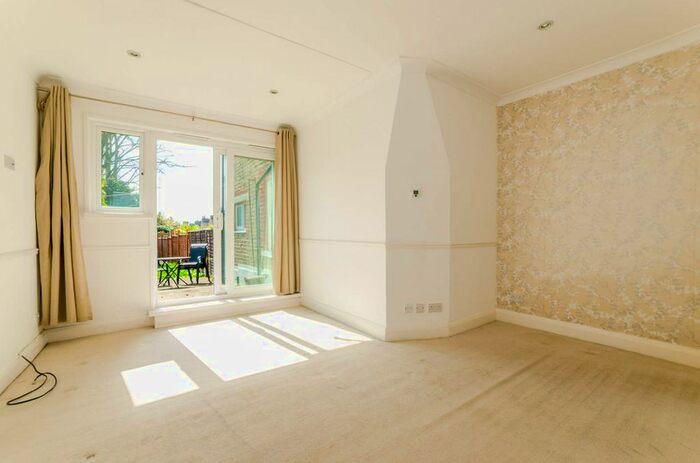 Studio To Rent In Fortis Green, East Finchley, London, N2