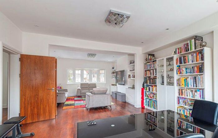 2 Bedroom Flat To Rent In Woodstock Road, London, NW11