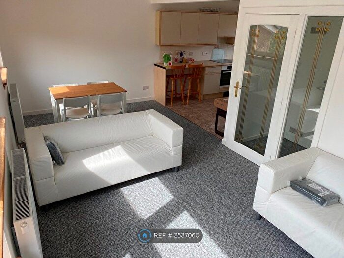 3 Bedroom Flat To Rent In Broompark Drive, Glasgow, G31