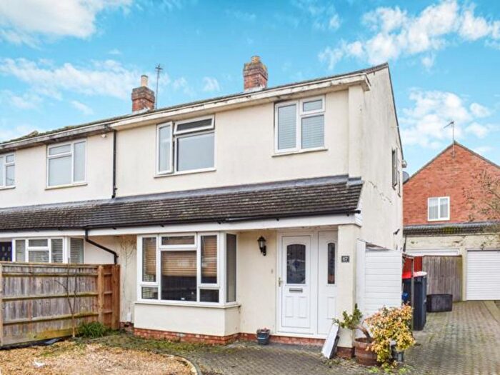3 Bedroom Semi-Detached House For Sale In Exeter Road, Kidlington, OX5