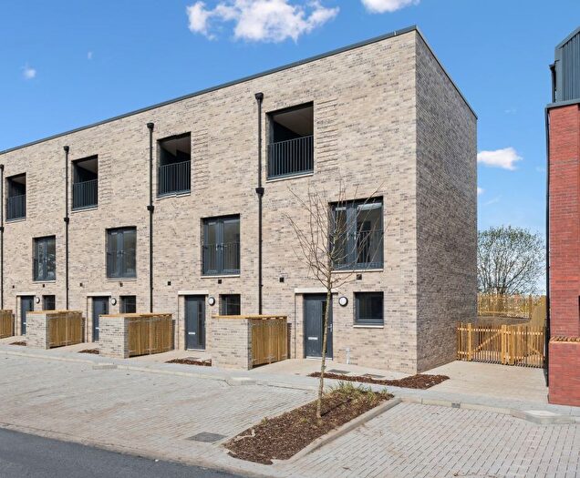 3 Bedroom Town House To Rent In Maltings Wynd, Dundashill, Glasgow, G4