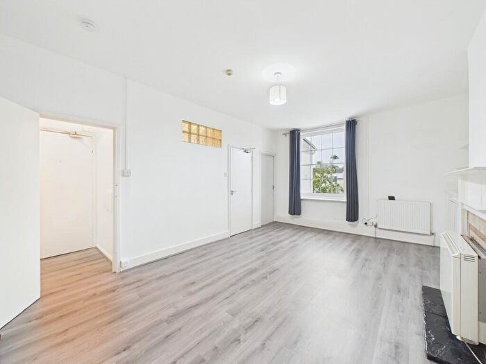 Studio To Rent In Clarence Square, Cheltenham, GL50