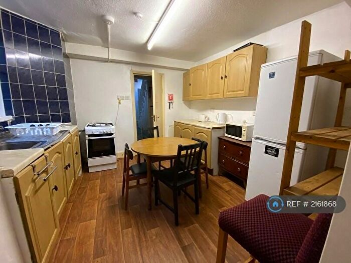 4 Bedroom Flat To Rent In Hamlets Way, London, E3