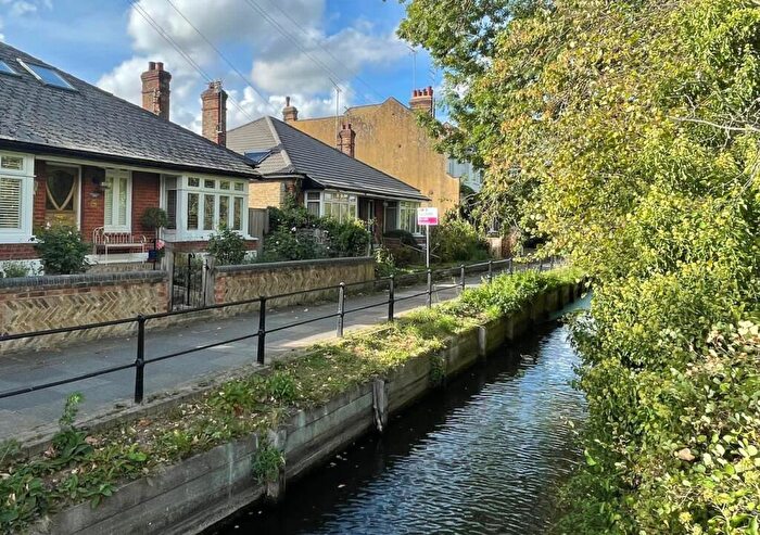 4 Bedroom Detached Bungalow For Sale In River View, Enfield, EN2