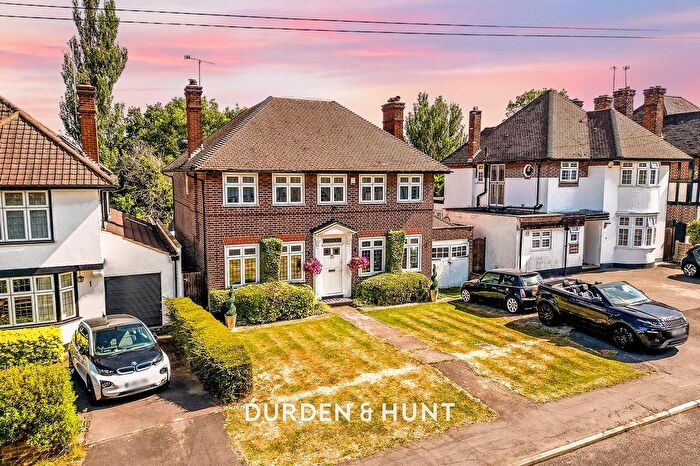 4 Bedroom Detached House For Sale In Hilltop Close, Loughton, IG10