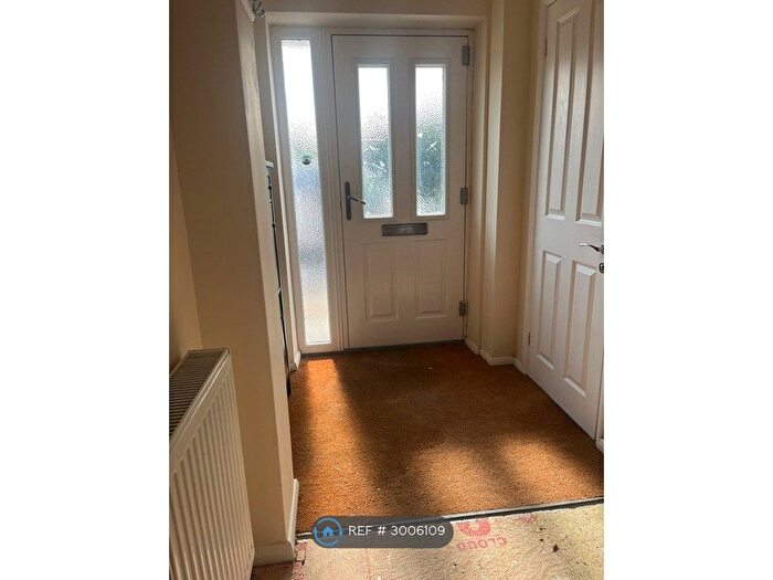 4 Bedroom Semi-detached House To Rent In Dadbrook Close, Aylesbury, HP18