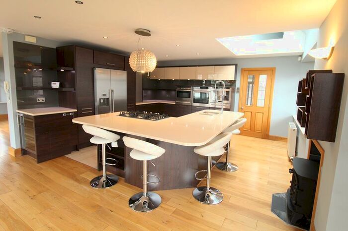 4 Bedroom Town House To Rent In Queens Avenue, Aberdeen, AB15