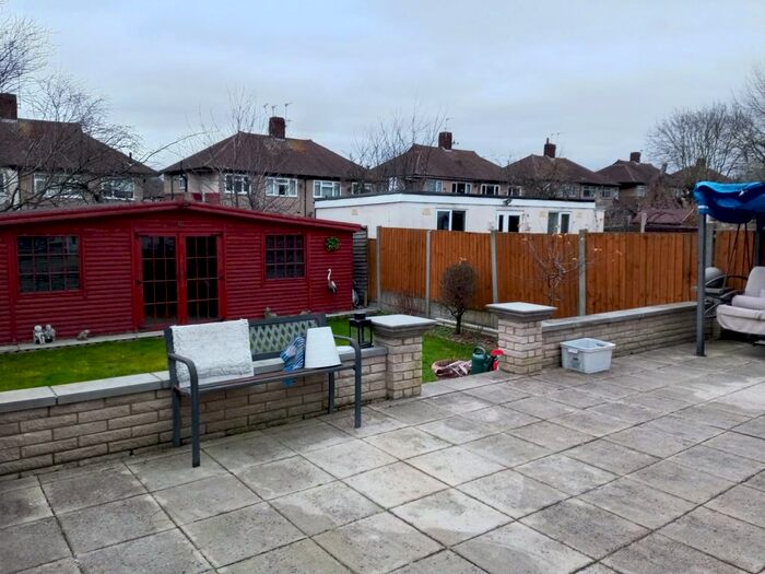 Studio To Rent In Basildon Avenue, Clayhall, Barkingside, Ig2