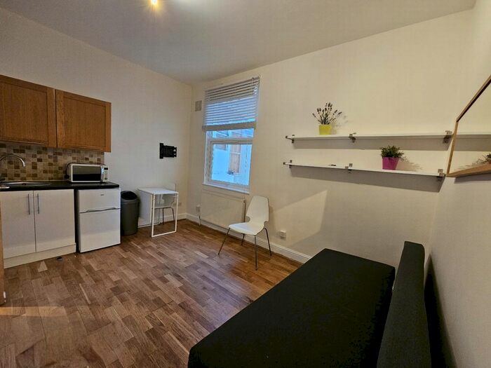 1 Bedroom Flat To Rent In Hermitage Road, Manor House, N4