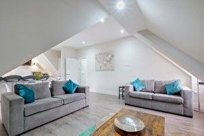 3 Bedroom Flat To Rent In Russell Road, Shepperton, TW17