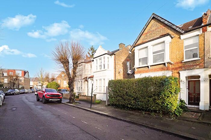 3 Bedroom Duplex For Sale In Northbrook Road, London, N22