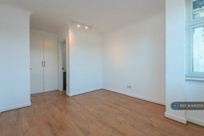 3 Bedroom Flat To Rent In Bridge Lane, London, NW11