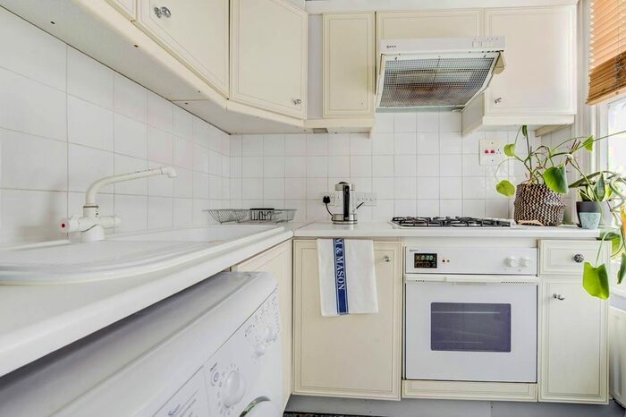 1 Bedroom Flat To Rent In Kempsford Gardens, Earls Court, London, SW5