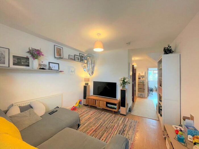 2 Bedroom Flat To Rent In Fortis Green, East Finchley, N2