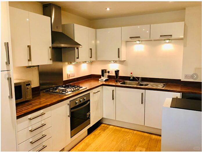 2 Bedroom Flat To Rent In Peet Court, Bow Road, London, E3