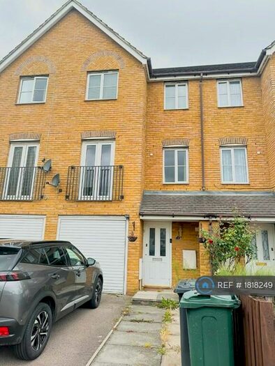 3 Bedroom Terraced House To Rent In Whitfield Crescent, Dartford, DA2