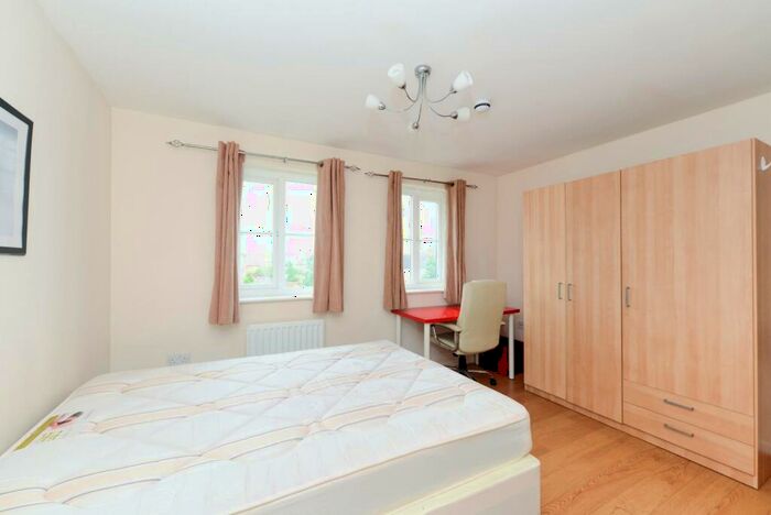 5 Bedroom Town House For Sale In Cunningham Street, Hatfield, AL10