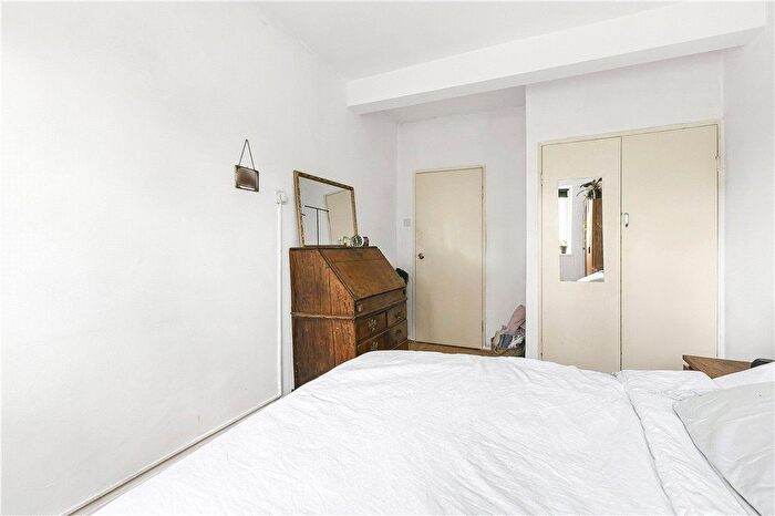 2 Bedroom Flat To Rent In Deepdene Gardens, London, SW2