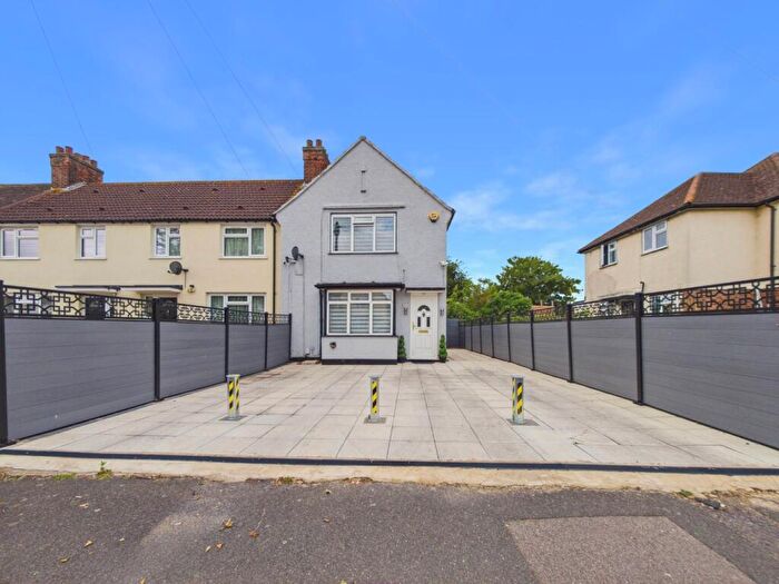 3 Bedroom End Of Terrace House For Sale In Ingrebourne Road, Rainham, Greater London, RM13