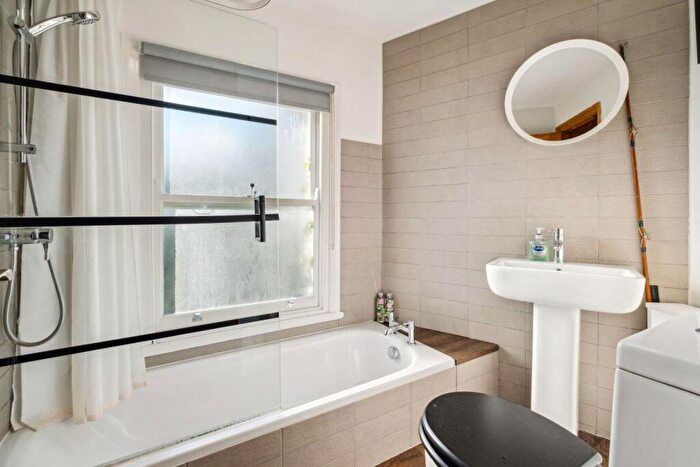 1 Bedroom Flat For Sale In Marjorie Grove, Battersea, SW11