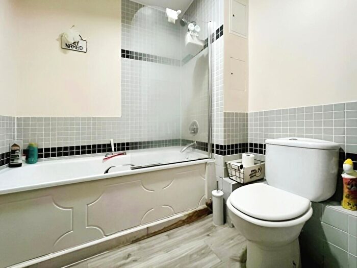 1 Bedroom Flat For Sale In Landmark Place, Cardiff, CF10