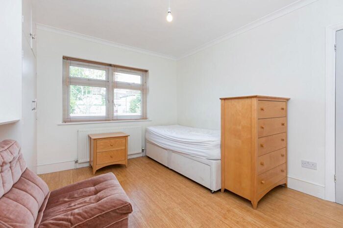 Studio To Rent In Kings Close, London, NW4