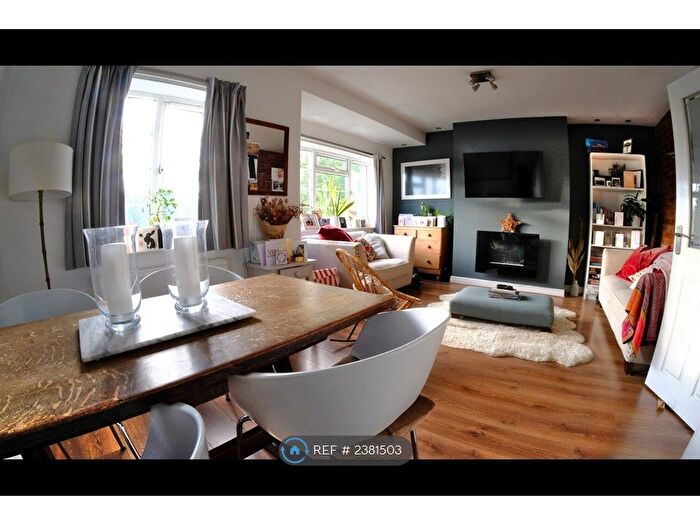 2 Bedroom Flat To Rent In New Adel Lane, Leeds, LS16