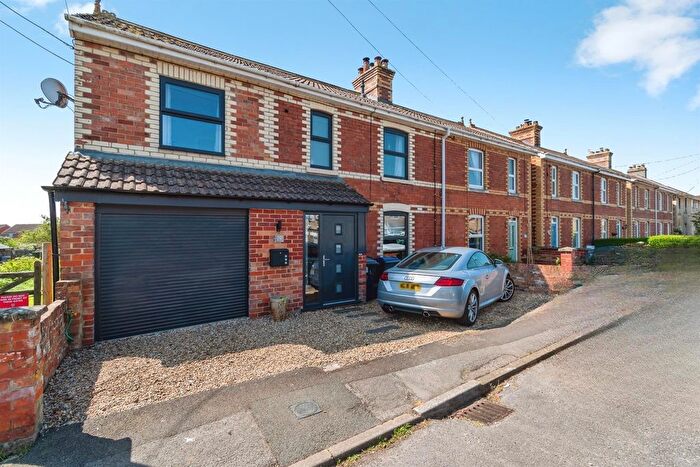 4 Bedroom End Terrace House For Sale In Dunch Lane, Melksham, SN12
