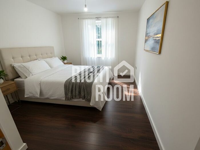 2 Bedroom Flat To Rent In Two Bedroom Flat, Oakbraes, GU7