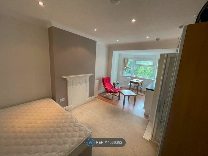 Studio To Rent In Wentworth Road, London, NW11