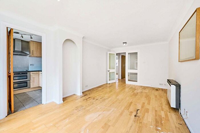 2 Bedroom Flat To Rent In Cross Road, Wimbledon, SW19