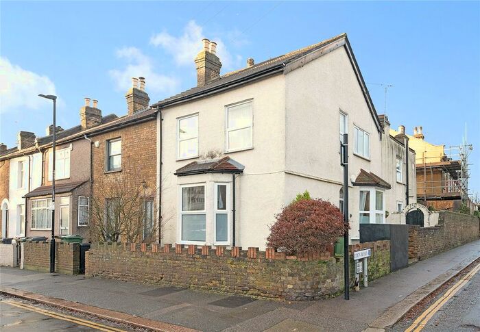 2 Bedroom Flat To Rent In Grosvenor Rise East, Walthamstow, London, E17