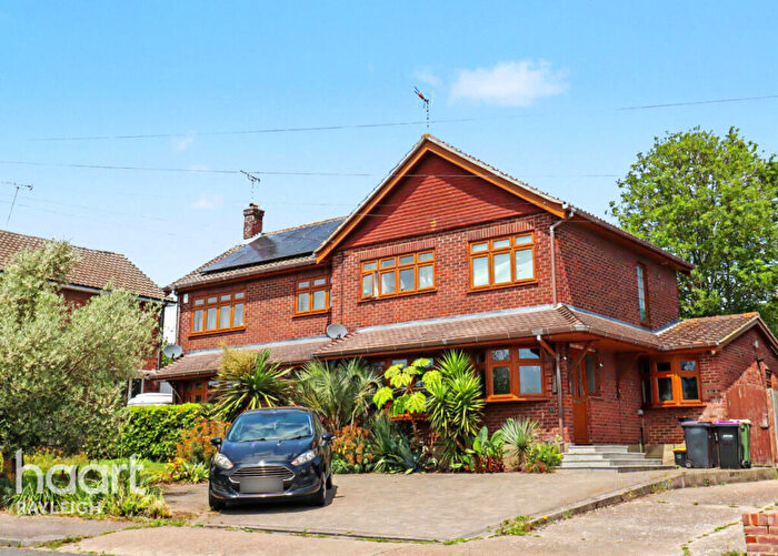 3 Bedroom Semi Detached House For Sale In Glasseys Lane, Rayleigh, SS6