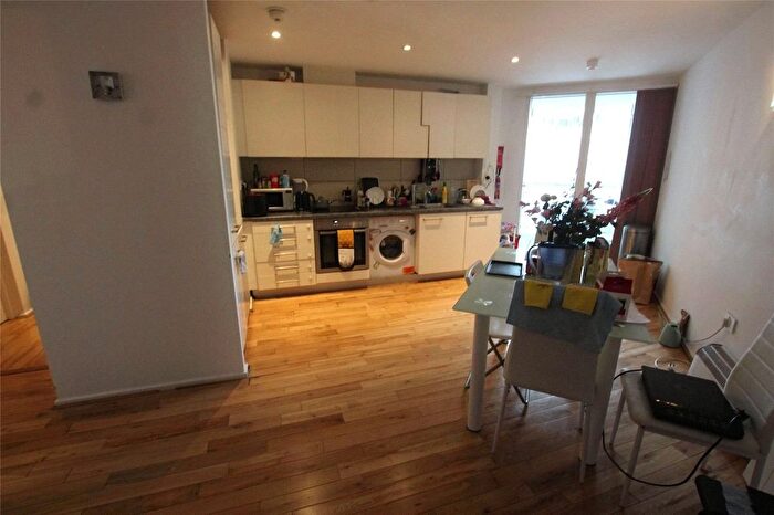3 Bedroom Flat To Rent In Blackwall Way, London, E14