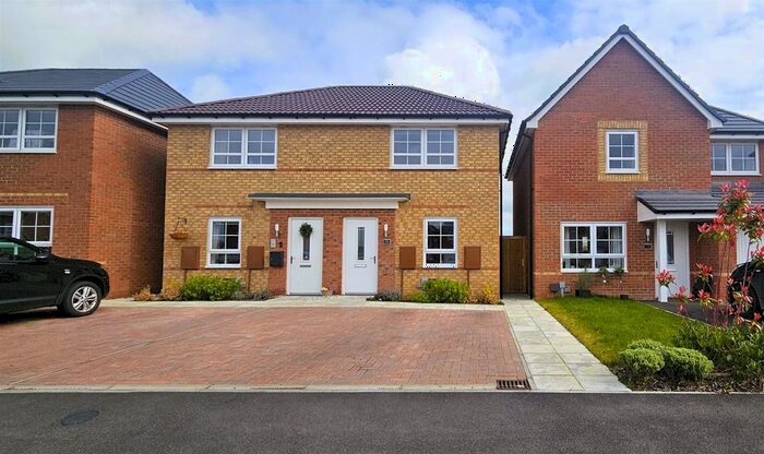 2 Bedroom Property To Rent In Slingsby Drive, Fernwood, Newark, NG24