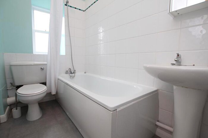 2 Bedroom Apartment To Rent In Chertsey Road - Redland, BS6