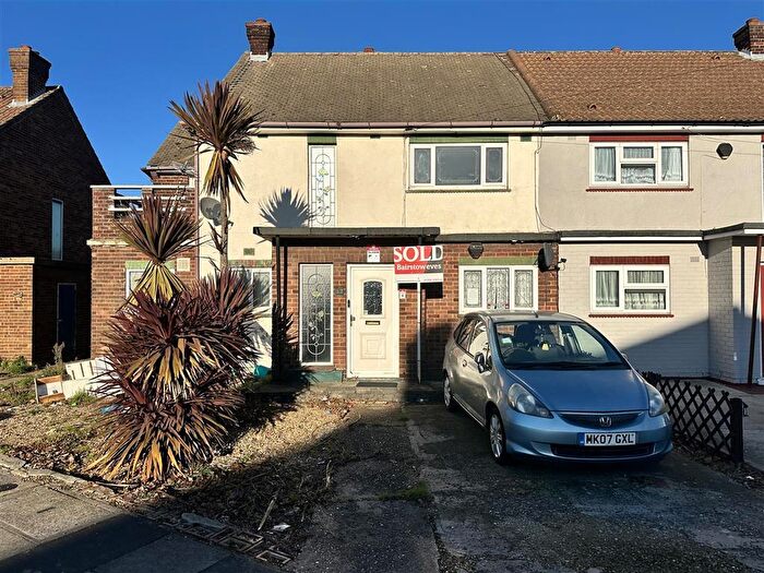 2 Bedroom Flat For Sale In Christchurch Avenue, Rainham, RM13