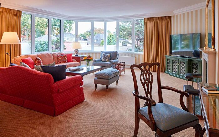 3 Bedroom Flat To Rent In Cheval Thorney Court, Kensington, London, W8