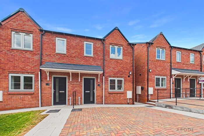 3 Bedroom Semi-Detached House For Sale In Kilnstone Close, Church Gresley, Swadlincote, DE11