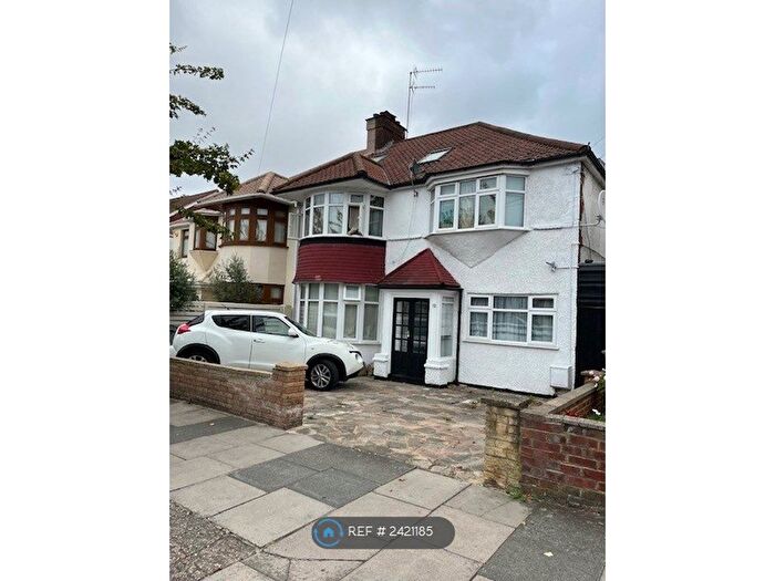 Studio To Rent In Park Avenue North, London, NW10
