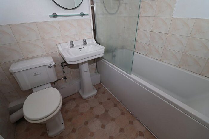 2 Bedroom Flat For Sale In Cooden Sea Road, Bexhill-On-Sea, TN39