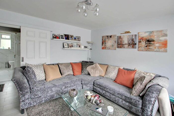 2 Bedroom Flat For Sale In Devonshire Court, Shirley, CR0