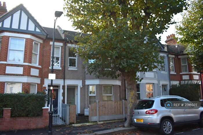 2 Bedroom Flat To Rent In St. Helens Road, Westcliff-On-Sea, SS0
