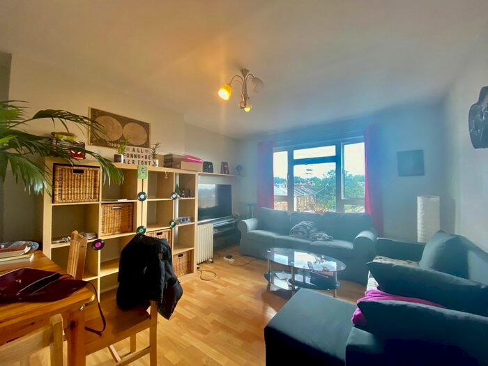 3 Bedroom Flat To Rent In Southwell Road, Camberwell, SE5