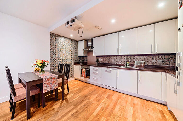 2 Bedroom Flat For Sale In Love Lane, London, SE18